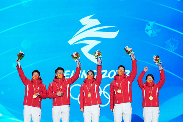 武大靖（右二）和队友获得本届冬奥会中国代表团首枚奖牌_副本_副本.jpg