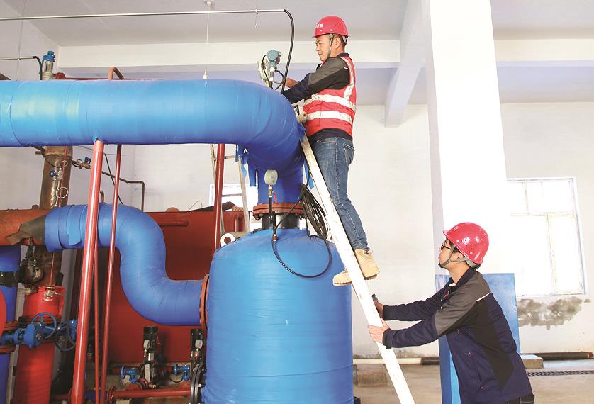 珲春市城投供热有限公司工作人员在71号换热站检修设备