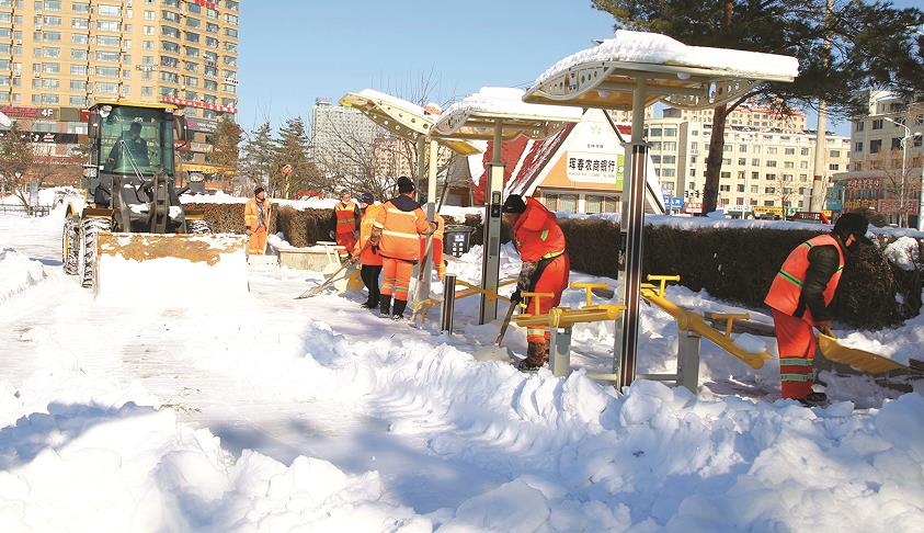 珲春市环卫处组织力量开展清雪除冰行动