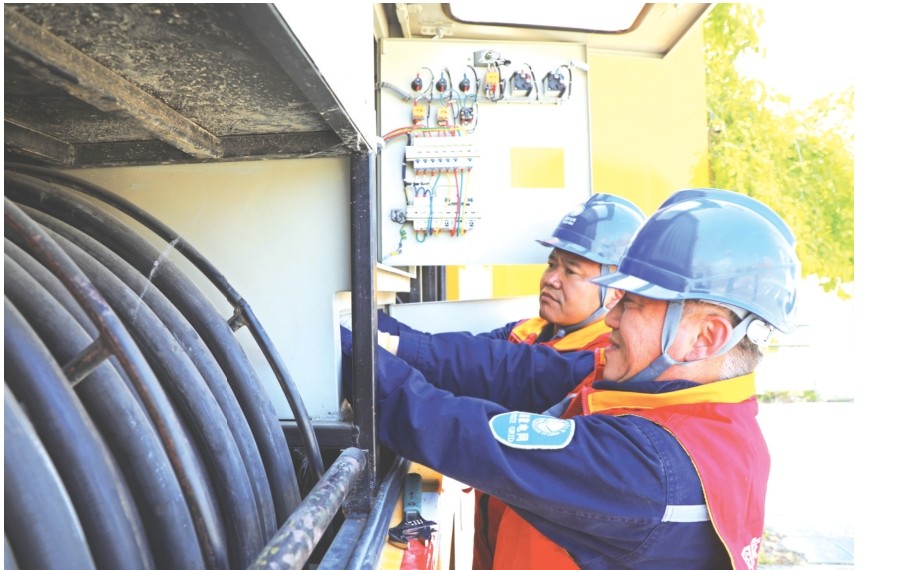 国网珲春市供电公司工作人员在安装调试应急电源车输电线路