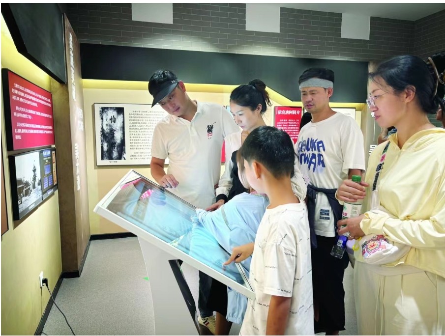 游客在防川爱国主义教育基地“丹心寸土·吴大澂”主题展馆参观